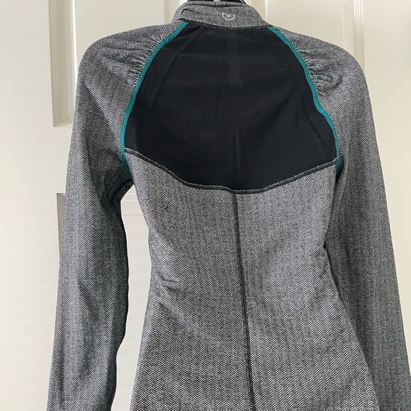 American Eagle herringbone running top with mesh inserts. Gently worn. - Picture 2 of 3